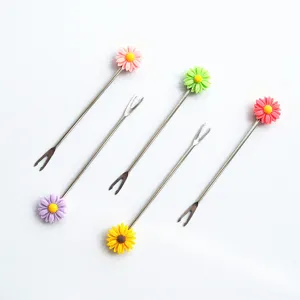 Detailansicht bunter Gänseblümchen-Edelstahl-Fruchtgabeln, charmantes Geschirr-Design für Snacks.
