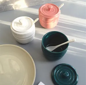 Keramik-Gewürzbehälter-Set mit Löffeln und Deckeln in Weiß, Rosa und Dunkelgrün