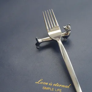 Edelstahl Katzen Stäbchenhalter und Gabel Detailaufnahme elegante Tischdekoration.
