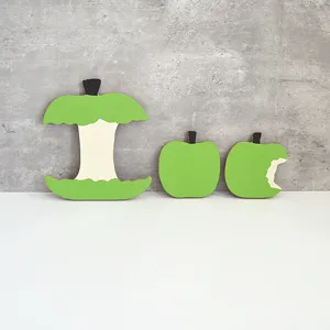 Gros plan détaillé de dessous de plat et de tasses créatifs en bois en forme de pomme.