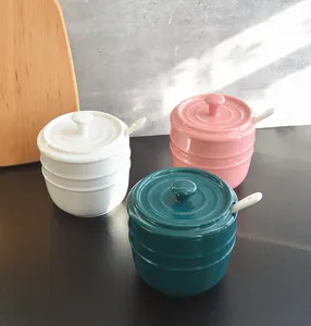 Set aus drei Keramik-Gewürzdosen in Weiß Rosa und Dunkelgrün mit Deckeln und Löffeln