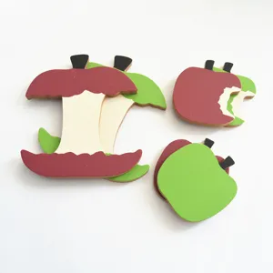 Detail de dessous de verre en bois forme de pomme, art de la table creatif pour la cuisine.