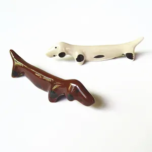 Mignon repose-baguettes en ceramique en forme de teckel pour la decoration de table