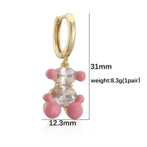 Vue détaillée d'une boucle d'oreille ours en zircon avec émail rose et dimensions
