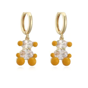 Créoles ours plaquées or avec pierres en zircon transparent et émail jaune vif.