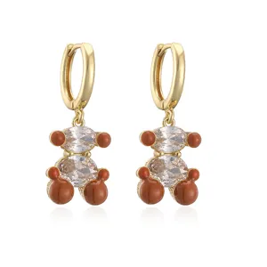 Vue détaillée de boucles d'oreilles ours avec zircons et émail marron pour un style tendance