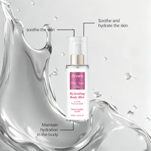 Detail des Zyvarn Hydrating Body Mist mit frischem Blumenduft und Wasserspritzer-Hintergrund