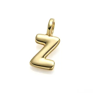 Detalle macro de un colgante de letra Z dorado estilo burbuja 3D para joyas de bricolaje