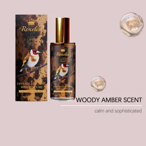 Vue détaillée du flacon de parfum Roxelis et de son étui au parfum ambre boisé