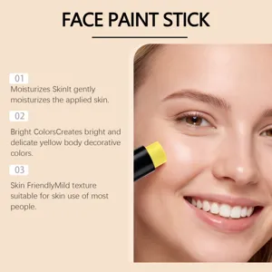 Dettaglio di uno stick per trucco viso giallo brillante applicato sulla pelle