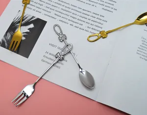 Detailansicht der eleganten Edelstahl-Dessertlöffel und Gabeln mit Schleifen-Design