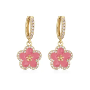 Detailansicht goldfarbene Creolen mit rosa Emaille-Blume und Zirkon-Inlay-Design