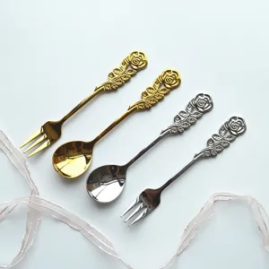 Detailansicht eleganter Dessertlöffel und Obstgabeln aus Edelstahl mit Rosenform