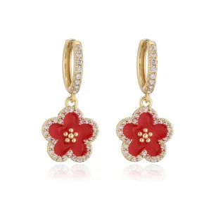 Detailaufnahme von roten Emaille-Blumenohrringen mit glitzernden Zirkonia-Steinen.