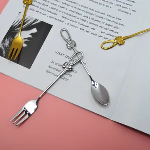 Kreatives Besteckset aus Edelstahl mit elegantem Schleifen-Design und kleinem Diamant.