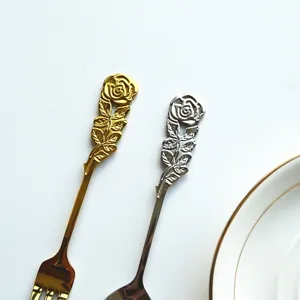 Detailaufnahme der eleganten Rosenblütengriffe an hochwertigen Edelstahl-Löffeln und -Gabeln