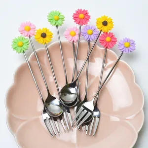Détail de fourchettes et cuillères en acier inoxydable avec décors de marguerites