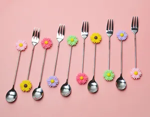 Vue détaillée de l'ensemble fourchette à dessert et cuillère en acier inoxydable fleur