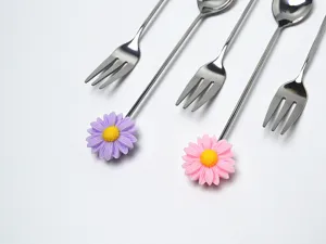 Vue détaillée de couverts en acier inoxydable avec des décorations florales de marguerites