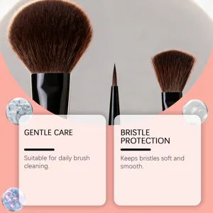 Détail des pinceaux de maquillage montrant les poils doux et le nettoyage doux