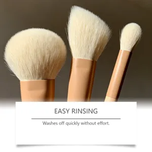 Vue détaillée des poils souples de pinceaux de maquillage soulignant le rinçage facile