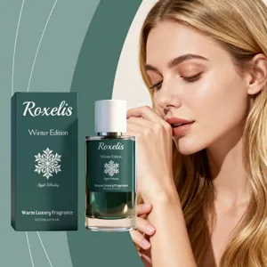 Gros plan du parfum Roxelis Apple Whiskey et son coffret avec portrait de mannequin