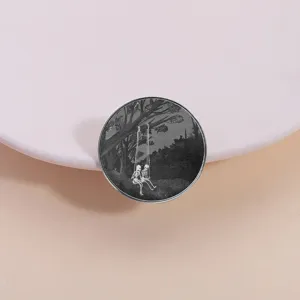 Spilla Rotonda in Metallo Con Scheletro Su Altalena Regalo di Halloween Per Uomo Donna Spilla da Balia Smaltata in Stile Gotico