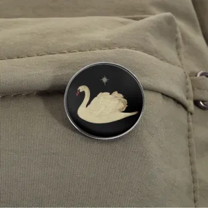 Eleganter runder Metall-Schwan-Anstecker mit Sterndesign auf Stoffhintergrund