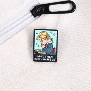 Détail d'un pin's émaillé style sombre avec une fille en prière et texte gravé