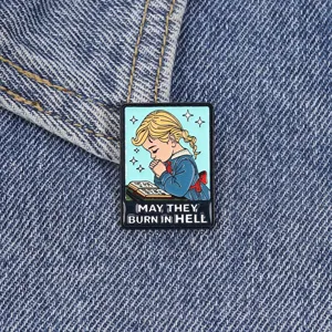 Pin's en émail avec une fille qui prie, style humour noir sur denim