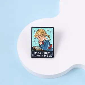 Vue détaillée d'un pin's en émail sombre avec une fille qui prie et un texte rebelle