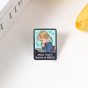 Pin's en émail esthétique sombre avec fille priante et texte May They Burn In Hell