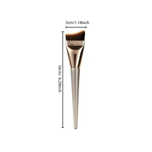 Detailansicht eines gebogenen Make-up-Foundation-Pinsels, 16 cm Höhe und 3 cm Breite