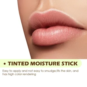 Κοντινό πλάνο του tinted moisture stick στα χείλη για φυσική απόδοση χρώματος