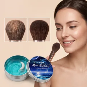 Modelo usando jabón limpiador de brochas TORVIKX con comparación de antes y después