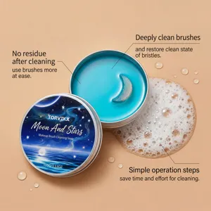 Detalle del jabón limpiador de brochas TORVIKX Moon and Stars con espuma y gotas de agua