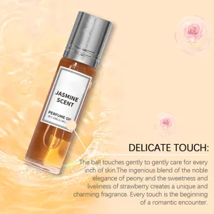Detalle del frasco de perfume roll-on de vidrio transparente con fondo floral suave.
