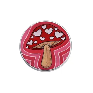 Spilla rotonda in metallo con illustrazione di fungo rosso e cuori bianchi design