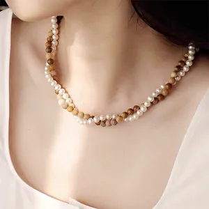 Elegante collana a doppio strato con perle bianche e perline di legno marrone naturale per donna