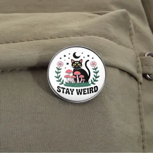 Spilla in metallo con gatto carino e testo 'STAY WEIRD' su uno zaino in tela marrone