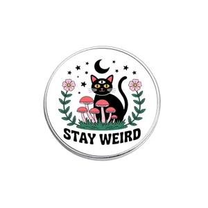 Spilla tonda in metallo con gatto carino, testo STAY WEIRD e motivo con funghi artistici