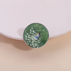 Pin's émaillé rond avec illustration de fille dans un champ de marguerites anime