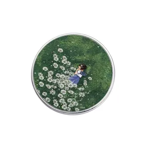 Broche en émail paysage vert avec une fille dans un champ de marguerites, badge rond