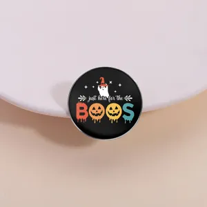 Μεταλλική καρφίτσα Halloween με φάντασμα και κολοκύθες και κείμενο Just here for the Boos