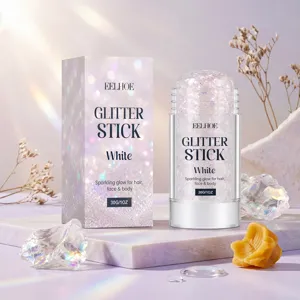 Λεπτομερής προβολή του λευκού glitter stick EELHOE για μαλλιά και σώμα