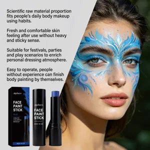 Nahaufnahme des Modells mit blauer Gesichtsbemalung mit Produkt- und Verpackungsdetails