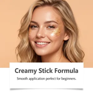 Gouden glitter make-up stick op het gezicht van model toont gladde romige textuur.