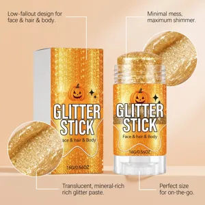Macro-weergave van doorschijnende gouden glitterpasta met verpakking in pompoenthema