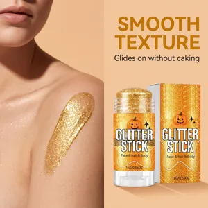 Macroweergave van gouden glitterstick textuur op de huid voor gezicht en lichaam