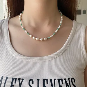 Mannequin portant un collier en perles naturelles et perles vert menthe chic